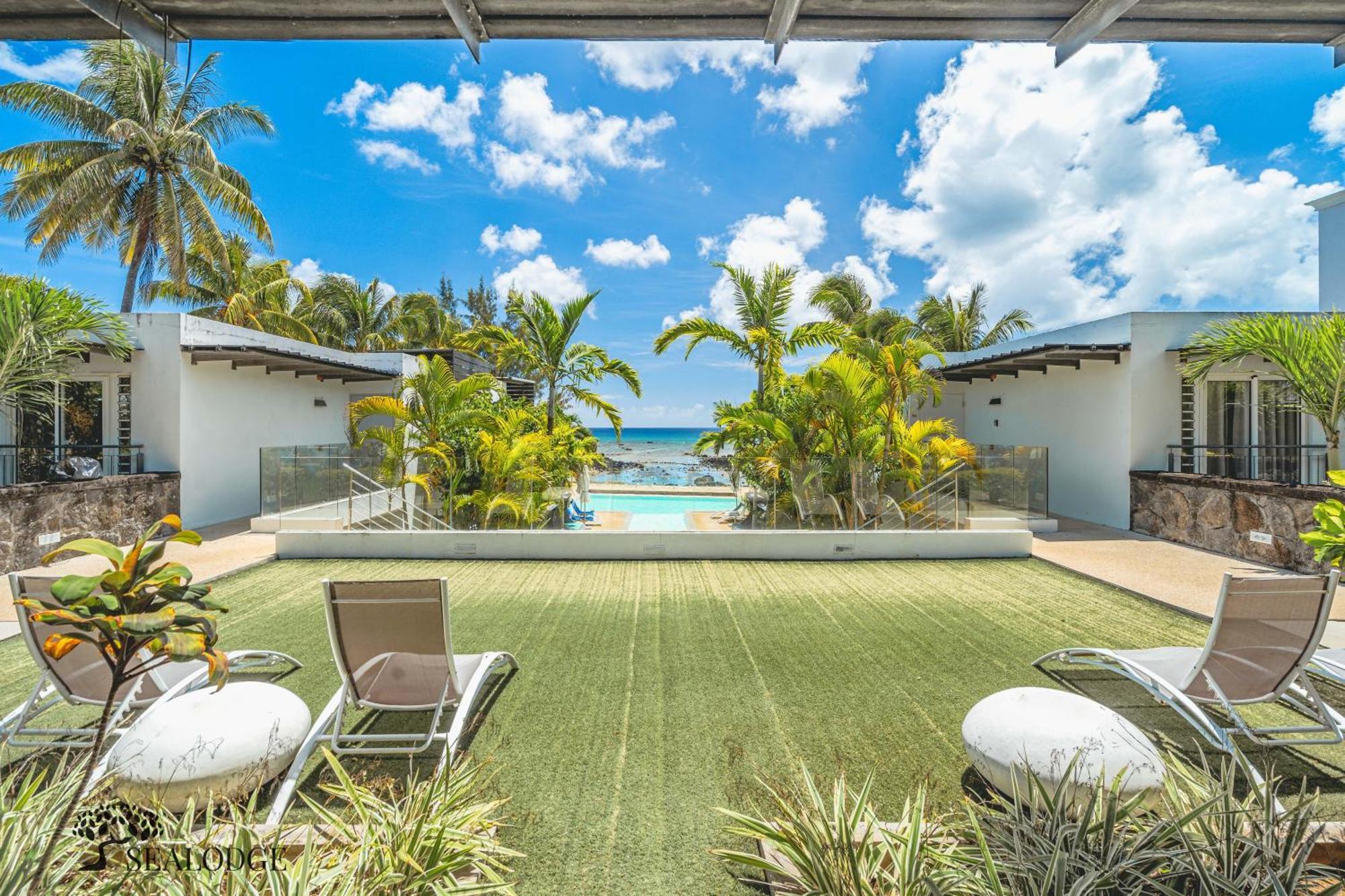 Kanope Bay - Holiday Beachfront Apartments Pointe aux Biches Exteriör bild